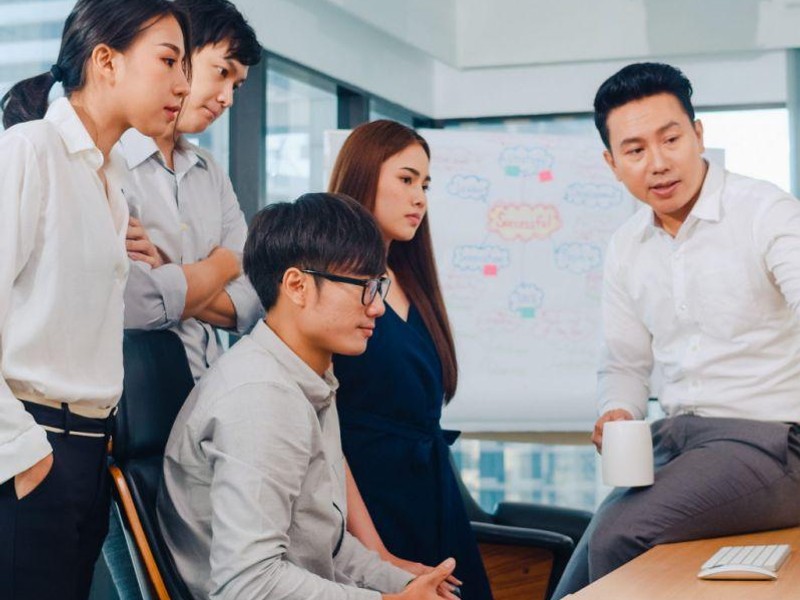 Hình ảnh minh họa các dấu hiệu của vấn đề cờ bạc, với các biểu tượng cảnh báo