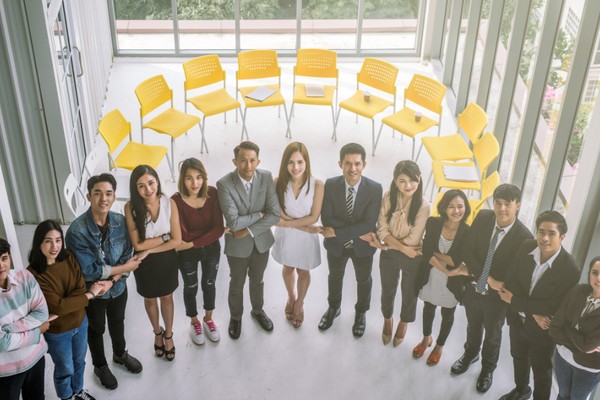 Hình ảnh minh họa cá cược có trách nhiệm, với đồng hồ, giới hạn chi tiêu, và biểu tượng hỗ trợ người chơi. Tông màu nhẹ nhàng, tạo cảm giác quan tâm và hỗ trợ.